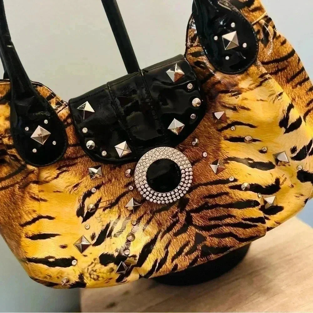 CHARM AND LUCK HANDBAG  GENUINE PATENT LEATHER, PINK SATIN INTERIOR. - Picture 4 of 13